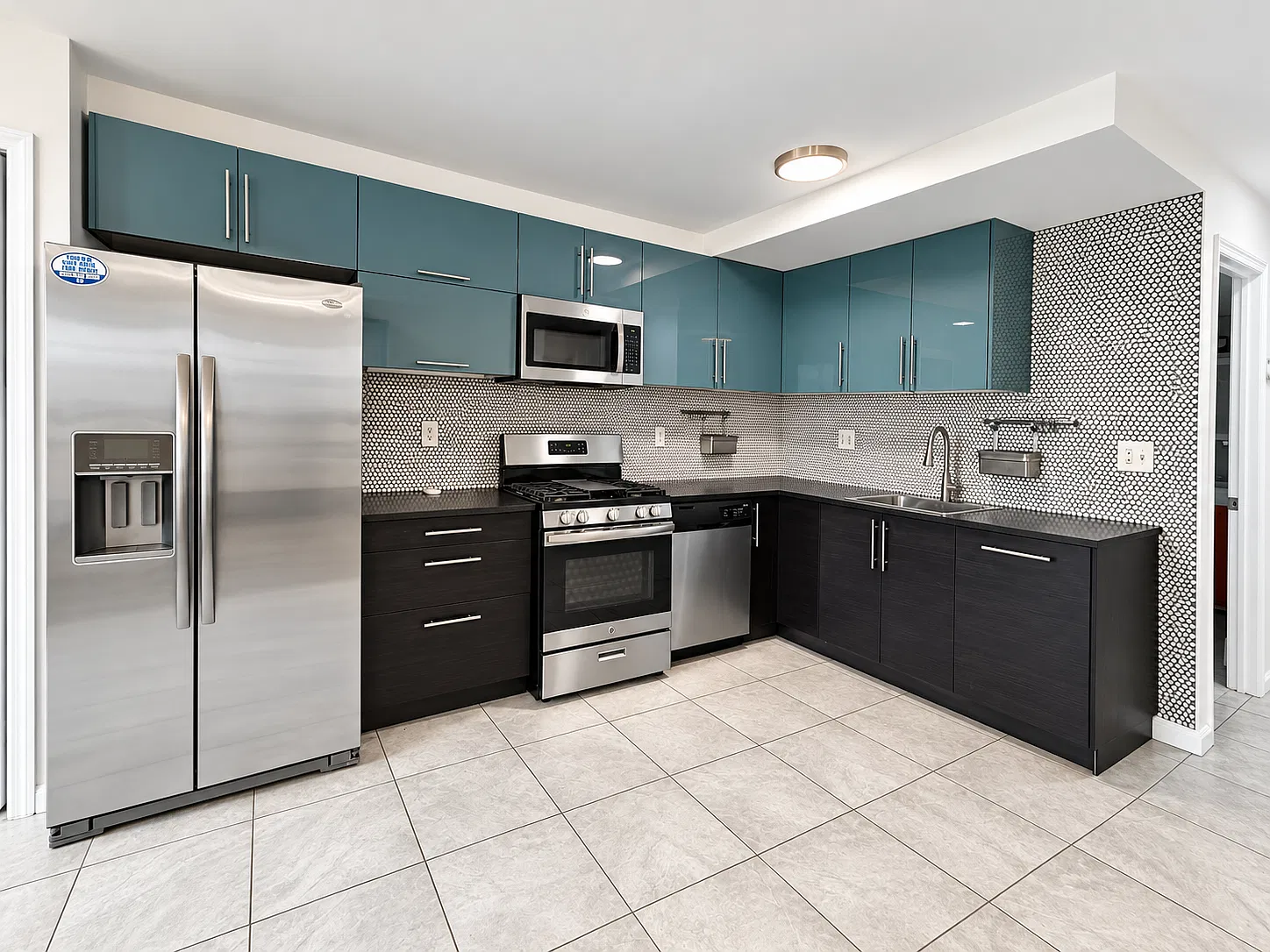 2 bed, $3,200 — Photo 1