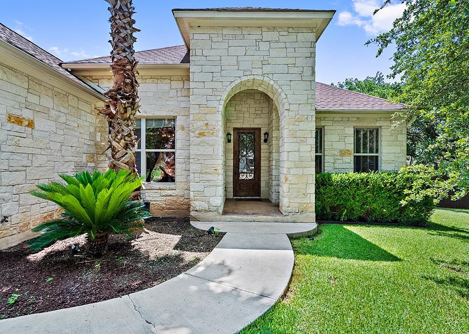1st image of 102 Leaning Oak Cir