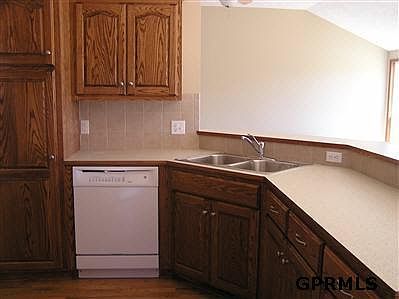 4th image of 609 Douglas Cir