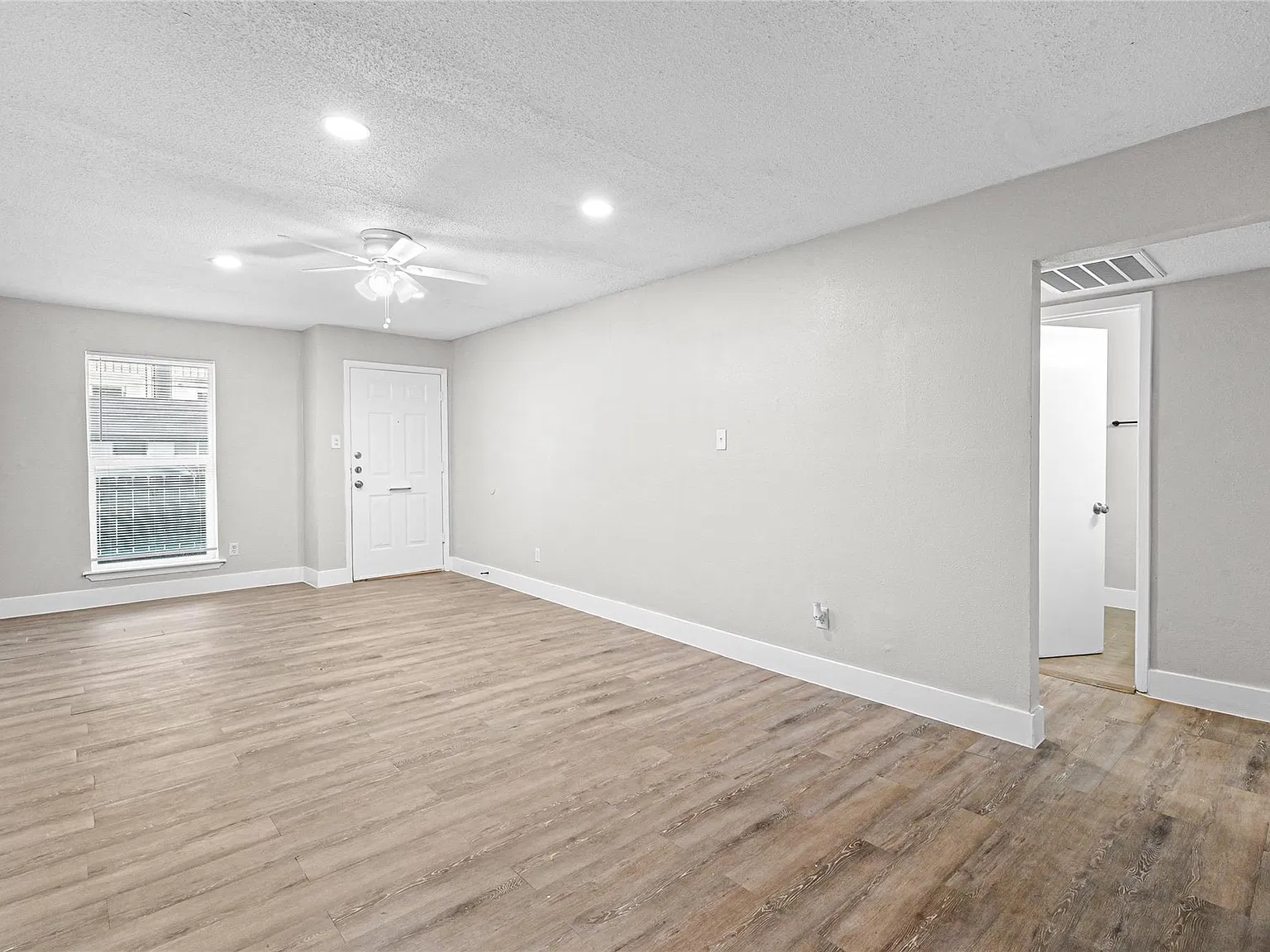 2 bed, 1.0 bath, 770 sqft, $1,200 — Photo 3