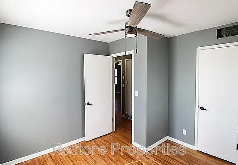 1914 W 46th St — Photo 10
