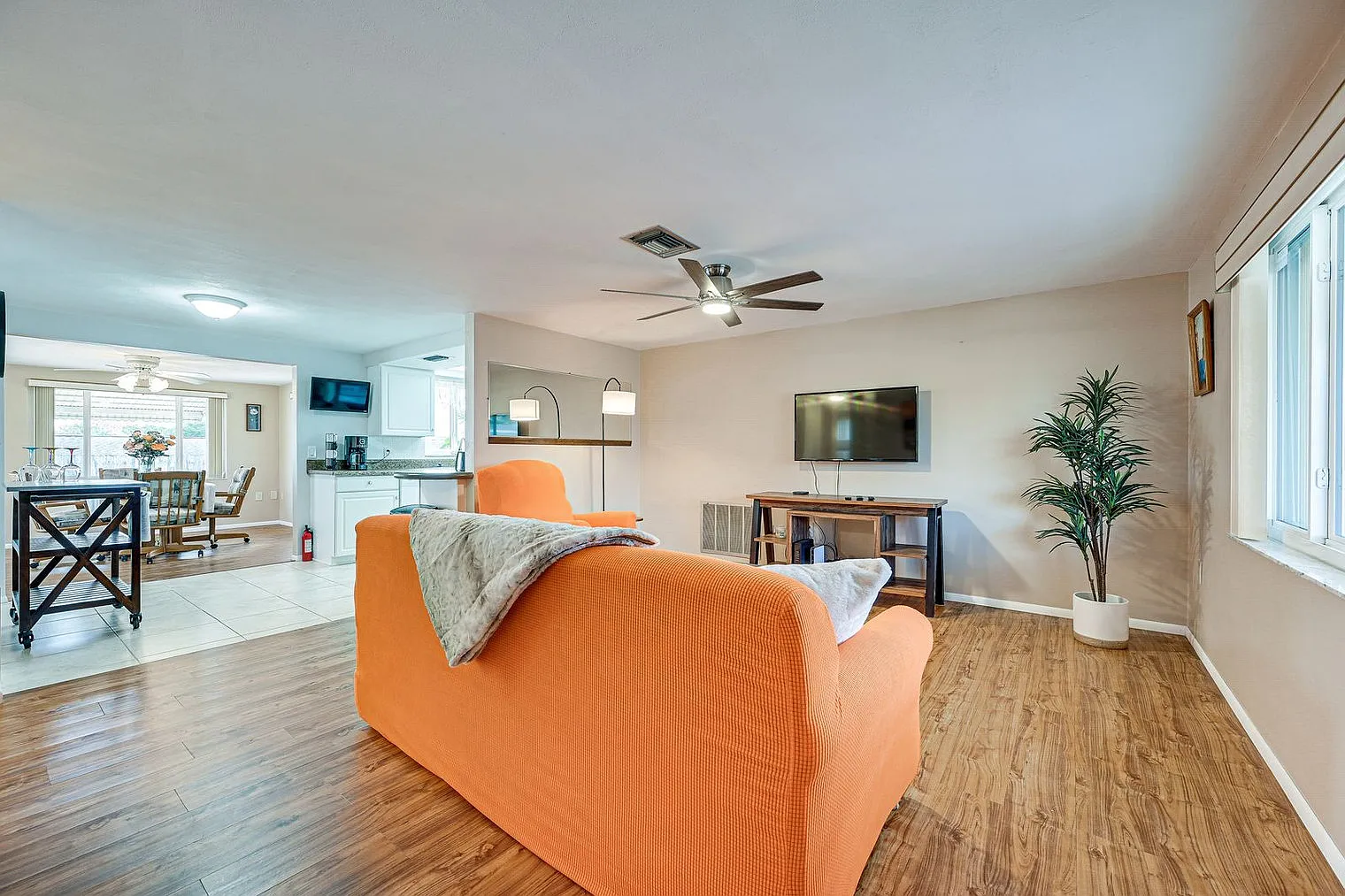 2 bed, 2.0 bath, 1097 sqft, $2,322 — Photo 2