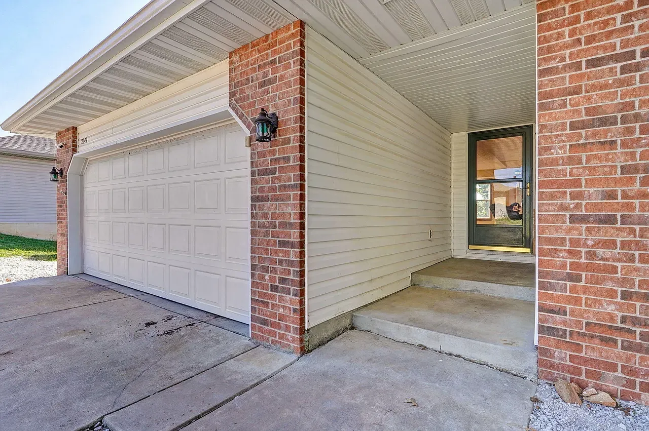 4 bed, 2369 sqft, $2,000 — Photo 3