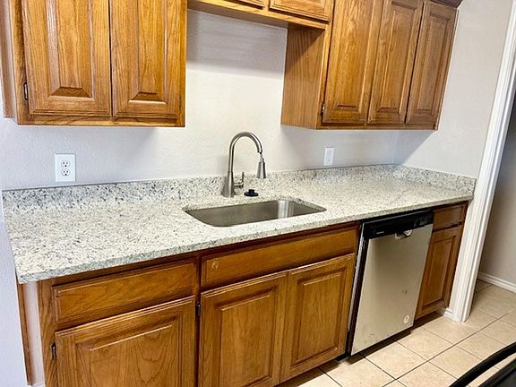 4th image of 323 Schumacher Dr