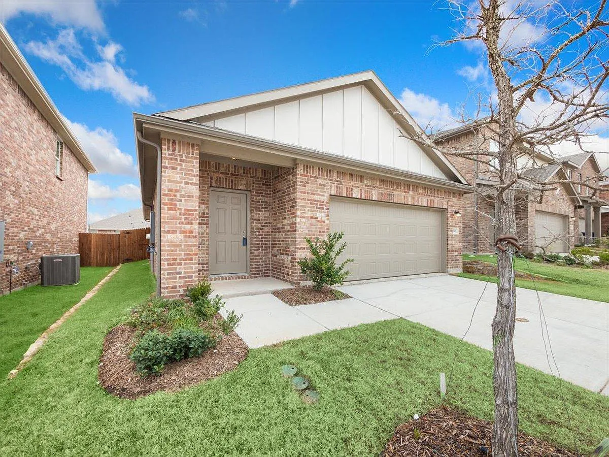 3 bed, 1401 sqft, $1,749 — Photo 1