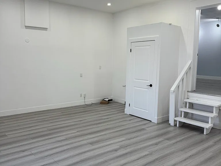 161 Kenilworth Ave N — Photo 2