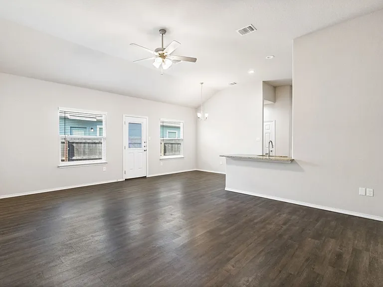 636 Heathers Way — Photo 5