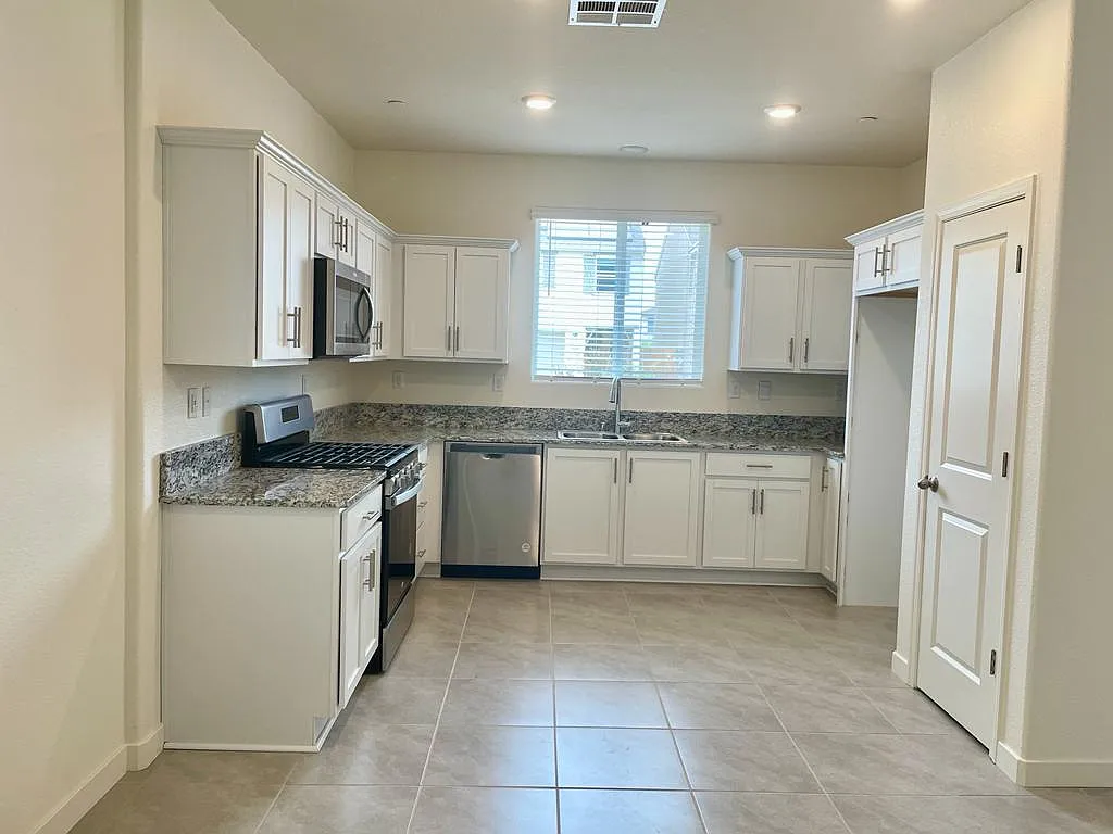 5 bed, 2.5 bath, 1919 sqft, $800 — Photo 2