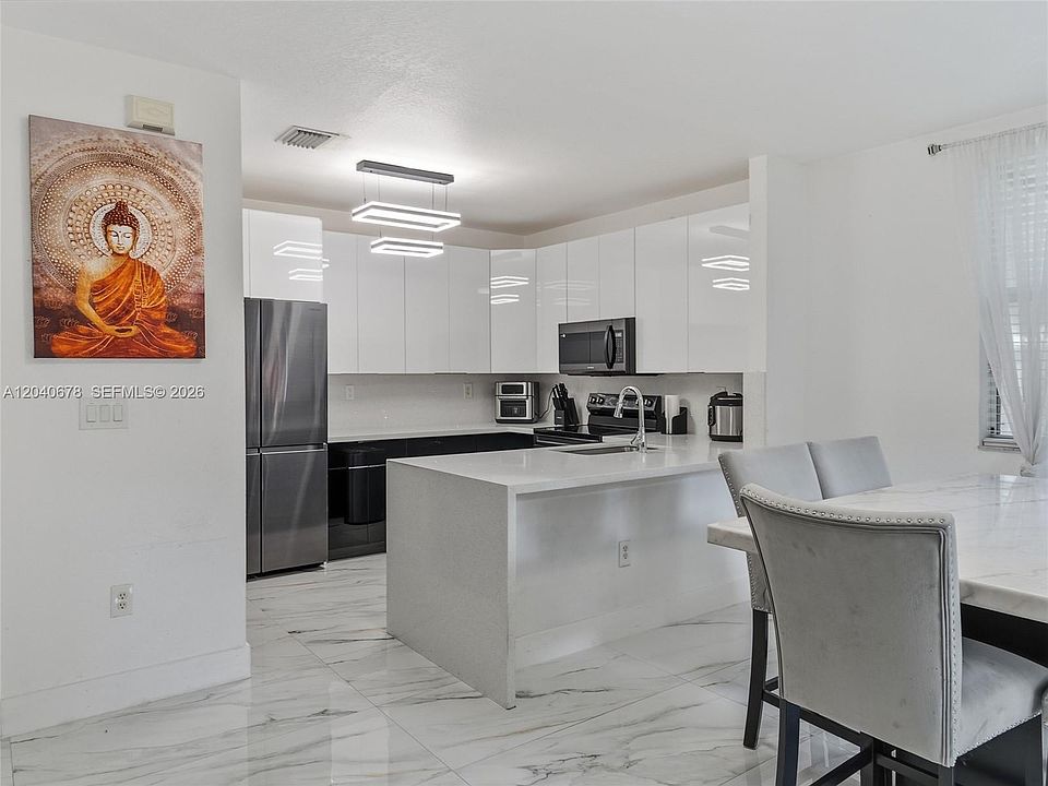 1st image of 1420 NE 33rd Ave #10915