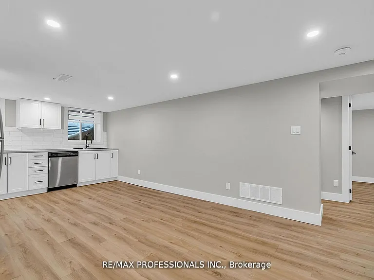 139 Byron Ave #LOWER — Photo 7