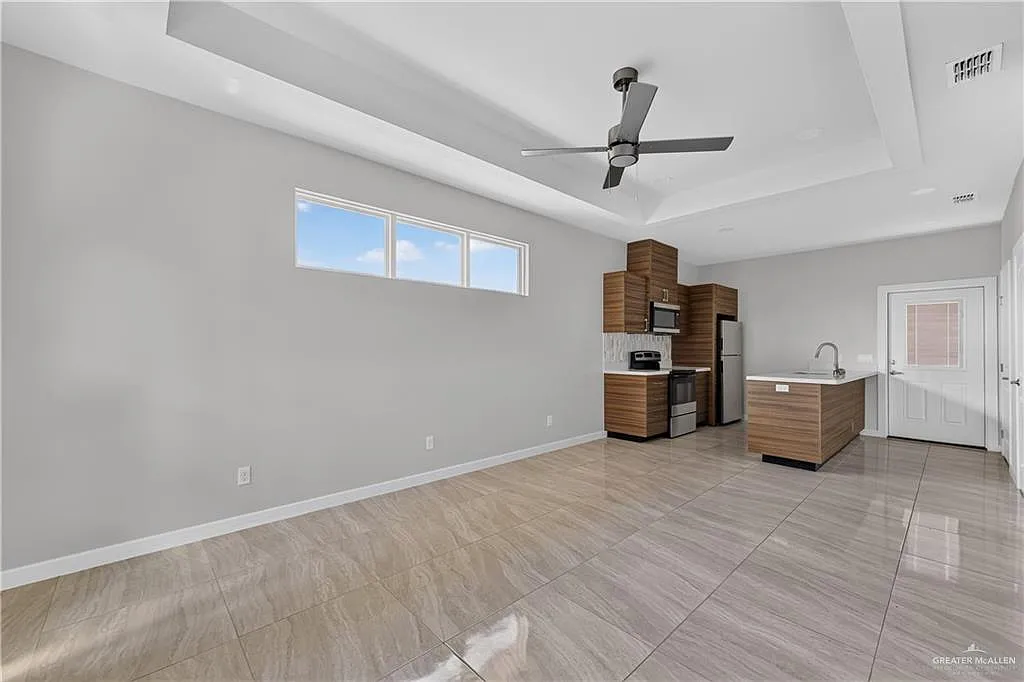 3 bed, 2.0 bath, 1073 sqft, $1,350 — Photo 3