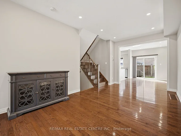 366 Hobbs Cres — Photo 10