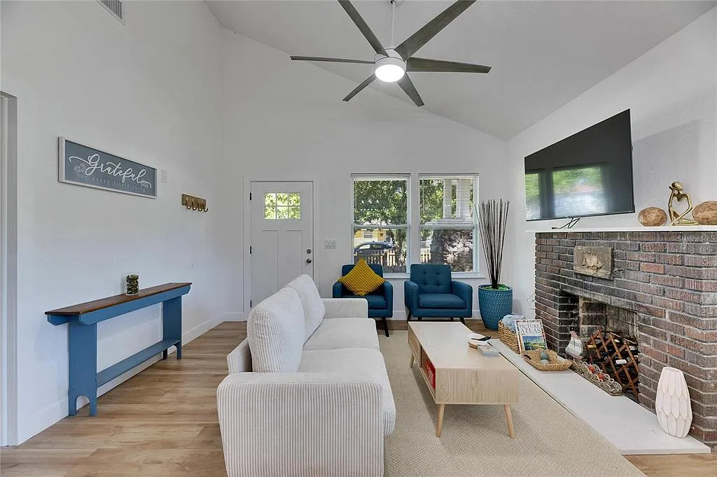 4 bed, 2.0 bath, 1287 sqft, $3,200 — Photo 4