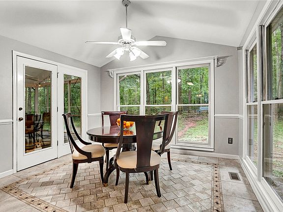 5th image of 403 Primrose Ct
