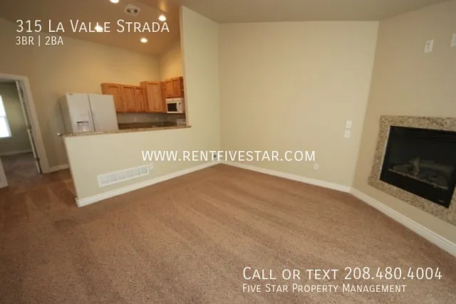 Beautiful Townhome With Primary Bedroom, En Suite Bathroom, and Private Deck! — Photo 4