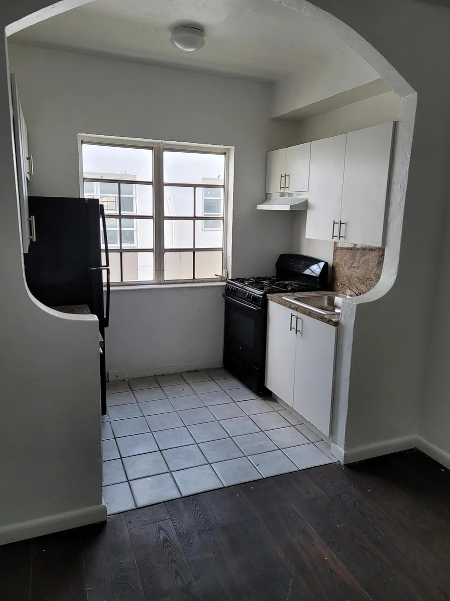 Building Photo - 1350 Euclid Ave #6