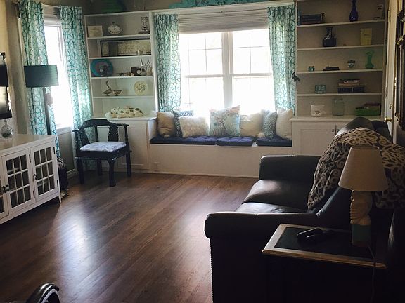 Lvg Rm with window seat