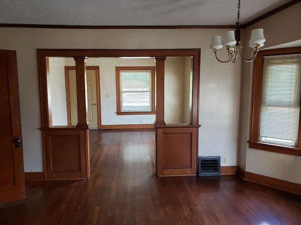 1st image of 135 W Main St
