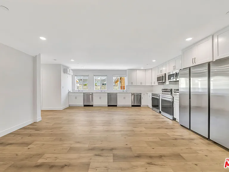 1584 W 37th St #3 — Photo 8
