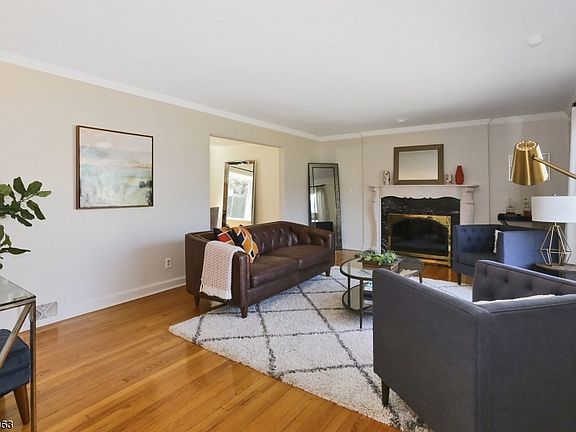 4th image of 15 Harrison Ct