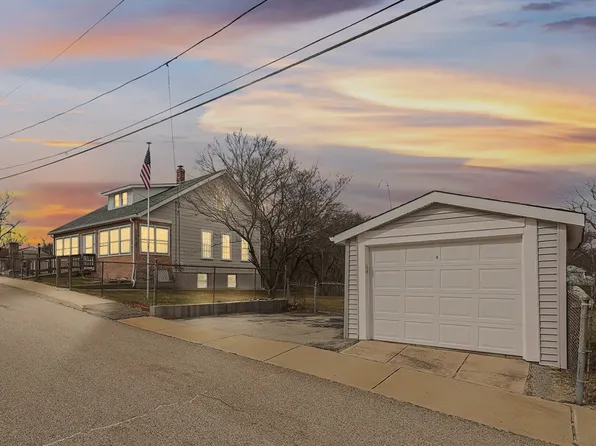 18 Connecticut Ave, Blackstone, MA 01504