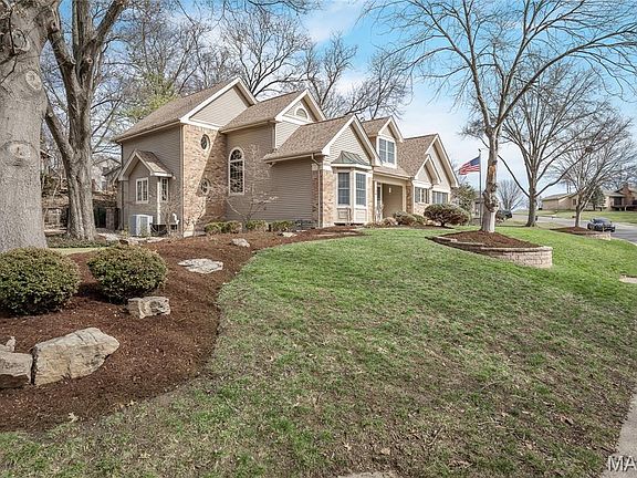 3rd image of 28 Marquette Dr