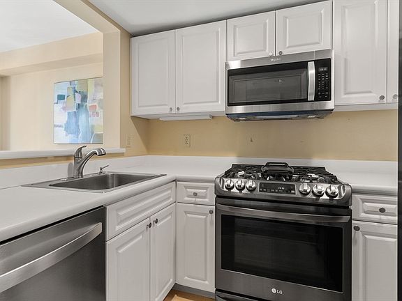2nd image of 1 Nassau St Unit 1002