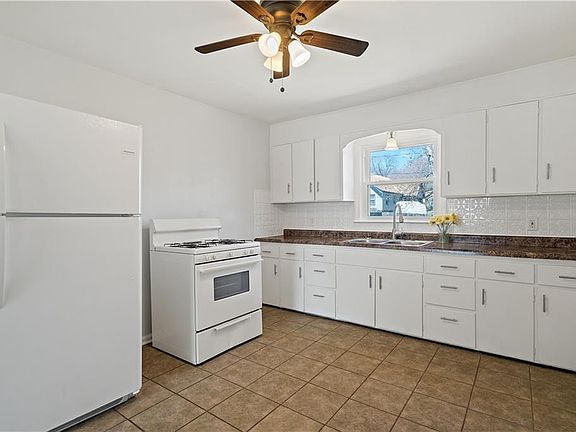 3rd image of 2228 E 70th St