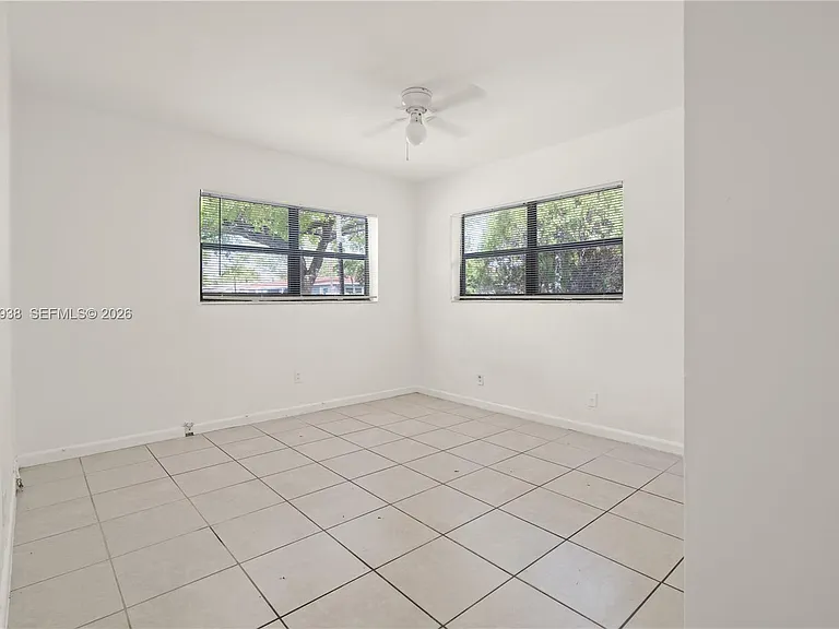 501 SW 9th St #1-2 — Photo 4