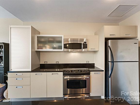 3rd image of 1133 Metropolitan Ave #601