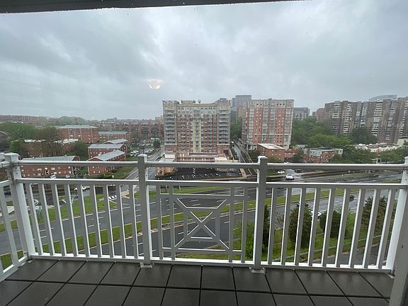5th image of 1325 N Pierce St #501