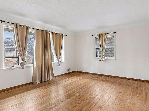 4th image of 2637 5th Ave E