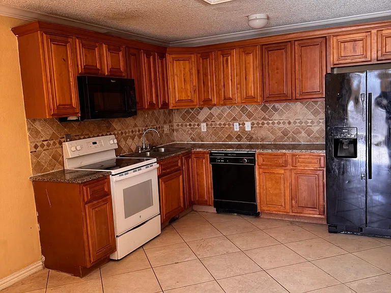 7428 Laurelhill Ct S — Photo 4