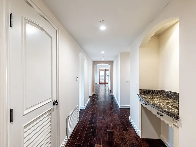 10707 W Missouri Ave #301 — Photo 2