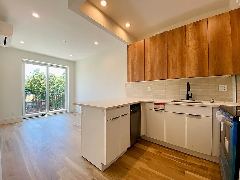 736 Fenimore St #2R — Photo 1