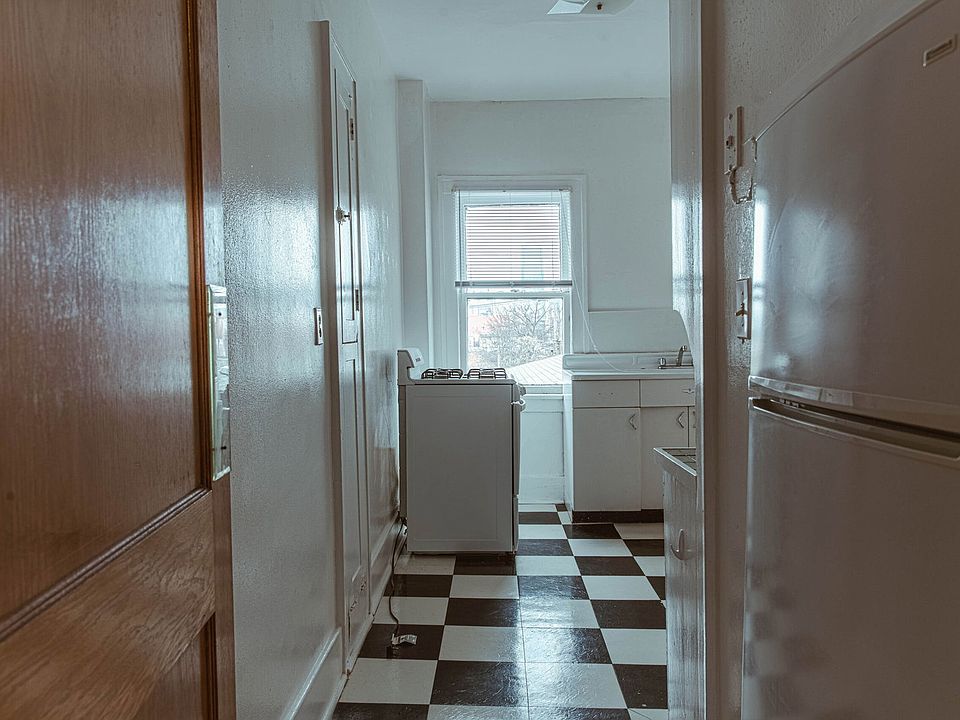 1st image of 1318 N Robinson Ave #7