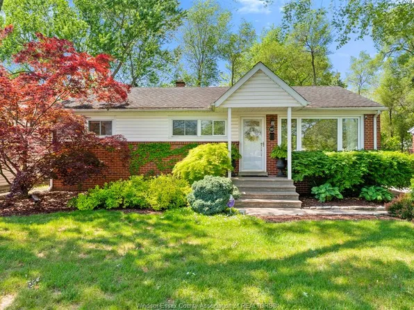 3155 Virginia Park Ave, Windsor, ON N9E 2C1
