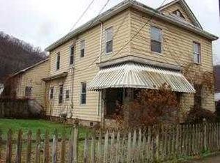 617 5th Ave, Montgomery, WV 25136