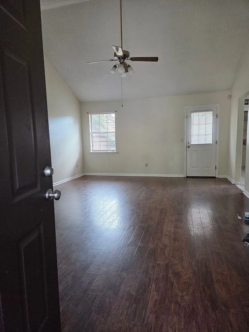 3 Bed /2 Bath ready to move in!! — Photo 3