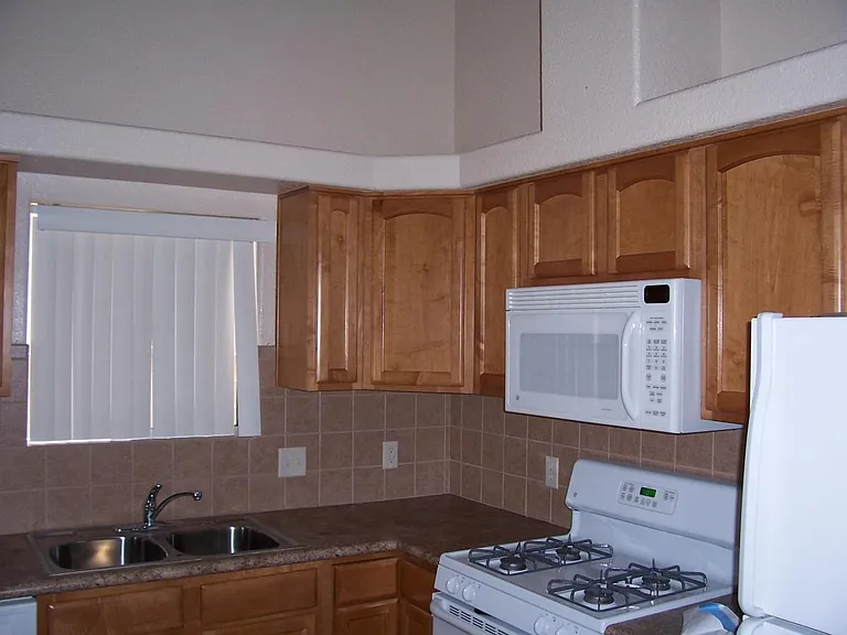11730 E 28th Pl — Photo 3