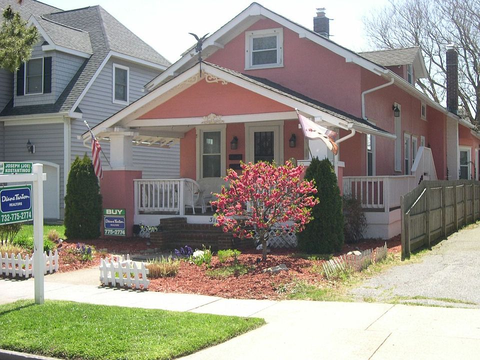 CHarming Craftsman Style Home