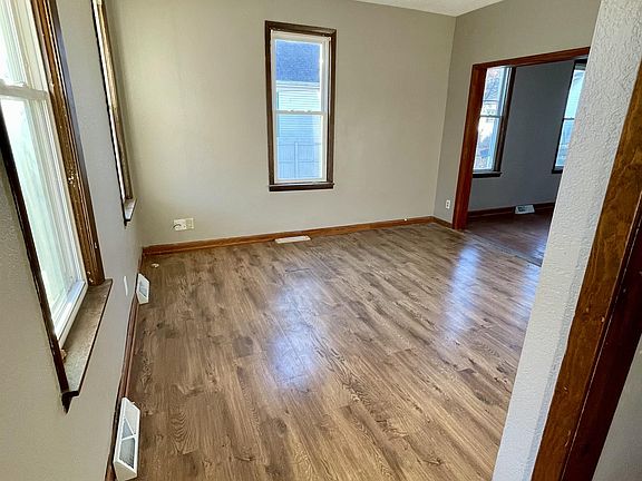 3rd image of 2751 Burden St