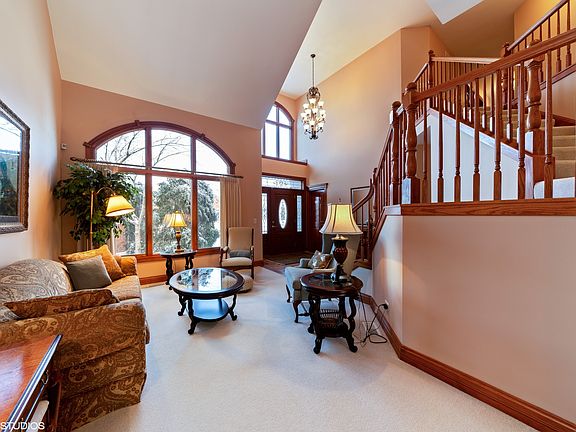 3rd image of 581 W Thornwood Dr