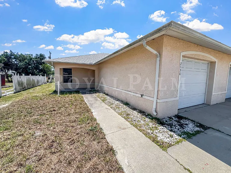 2130 NE 8th Pl — Photo 3