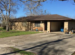 814 Harris St, Edna, TX 77957