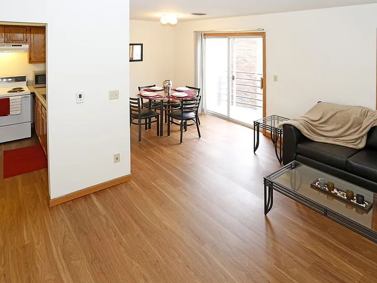 208 N Harvey — Photo 10