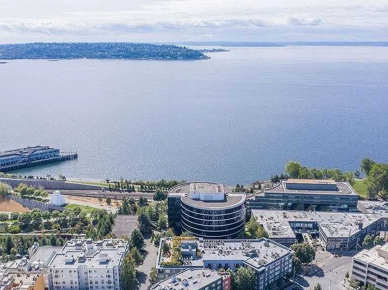 Just steps from SAM Sculpture Park and Waterfront, close to Seattle Center, Short walk to Myrtle Edwards Park