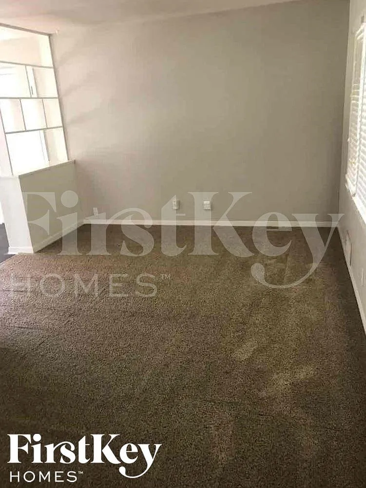 3 bed, 2.0 bath, 1013 sqft, $1,710 — Photo 2