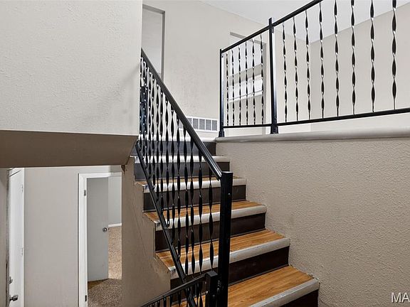 4th image of 9157 Victory Ave