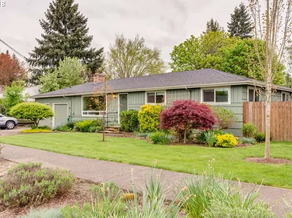 686 NW 11th St, McMinnville, OR 97128